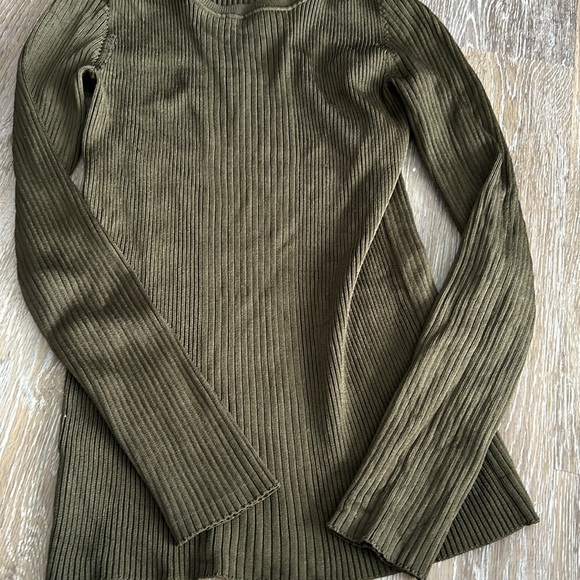 Gorgeous dark green woman’s comfortable flattering top - Picture 3 of 3